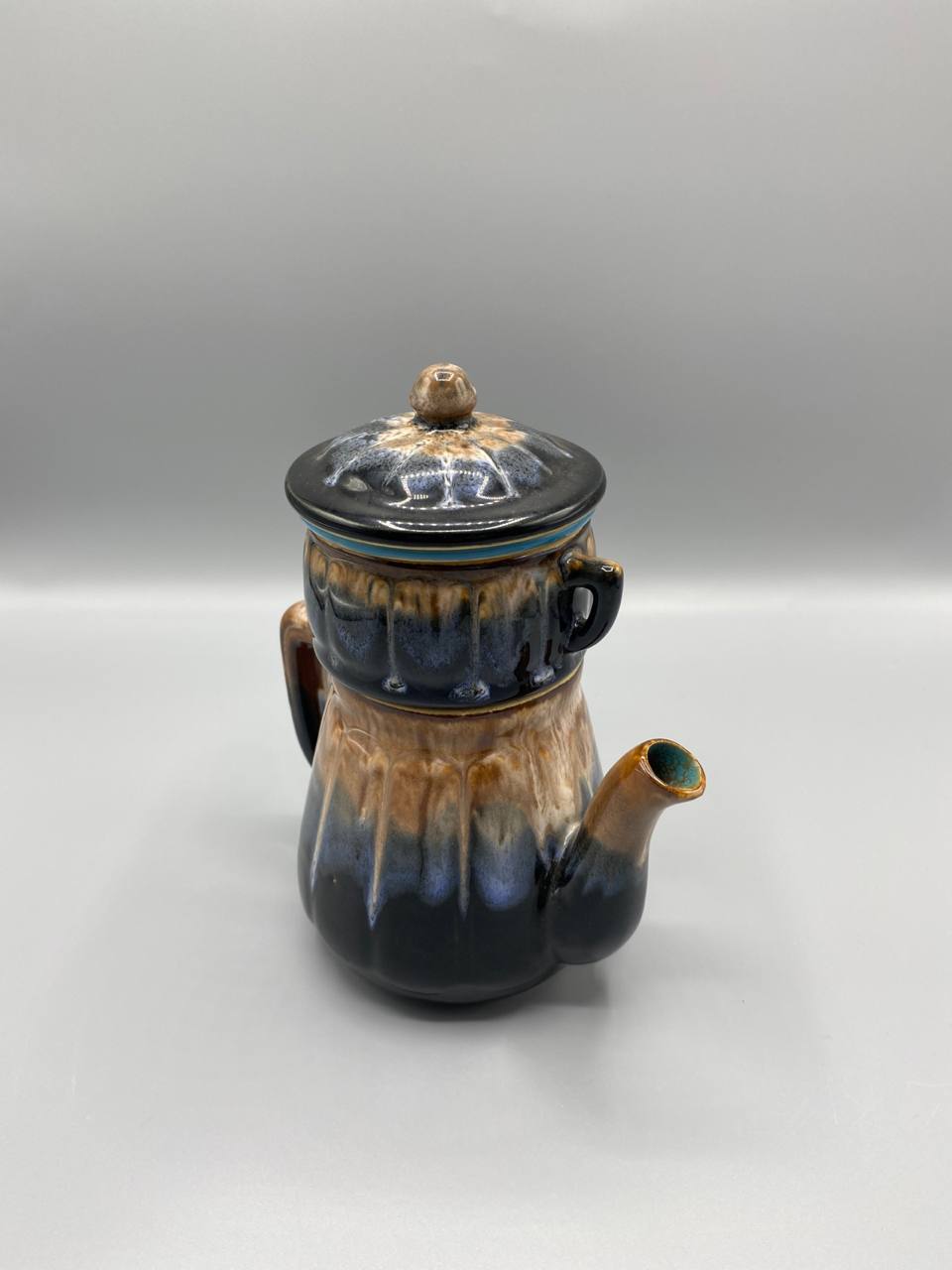 Cafetière-théière filtre en grès flammé – Godrons et filtre intégré – Bleu nuit et caramel