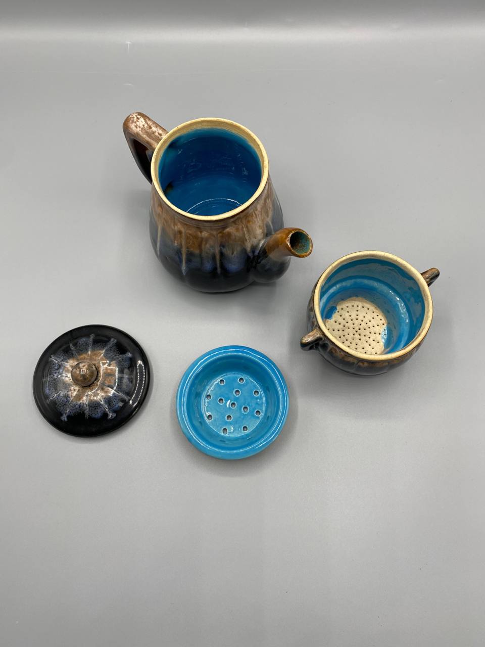 Cafetière-théière filtre en grès flammé – Godrons et filtre intégré – Bleu nuit et caramel