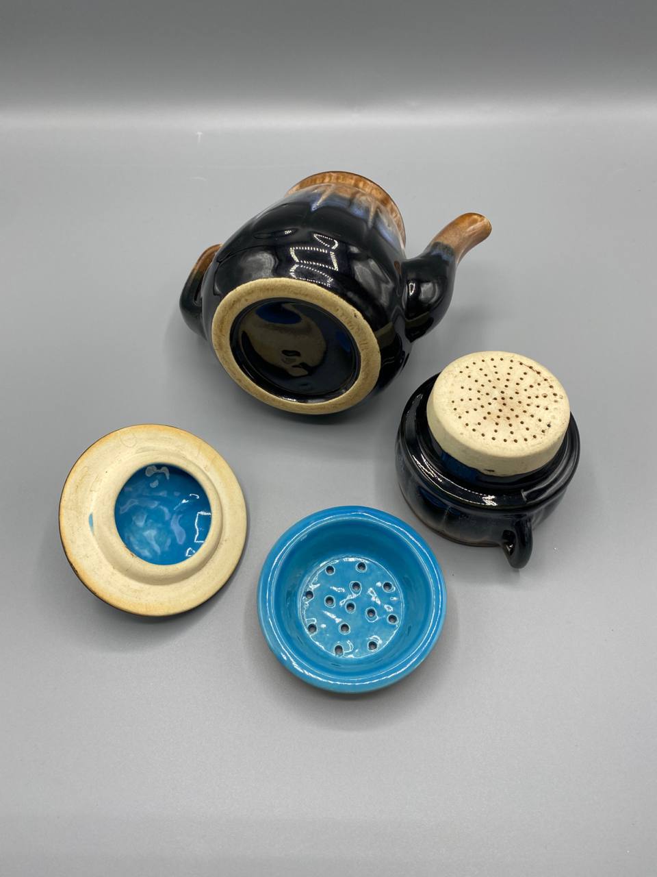Cafetière-théière filtre en grès flammé – Godrons et filtre intégré – Bleu nuit et caramel