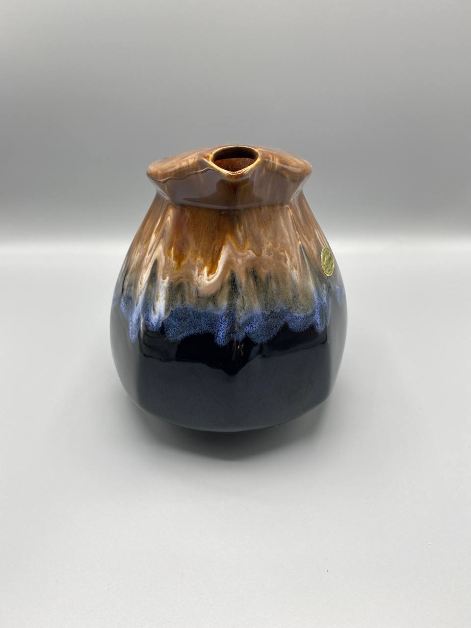 Pichet en grès flammé – Panse ventrue et col pincé – Caramel et bleu nuit irisé