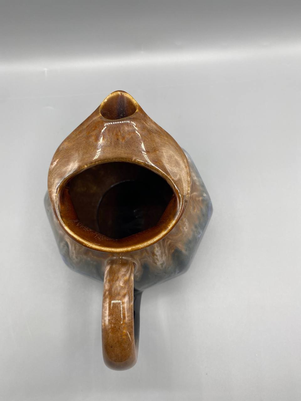 Pichet en grès flammé – Panse ventrue et col pincé – Caramel et bleu nuit irisé