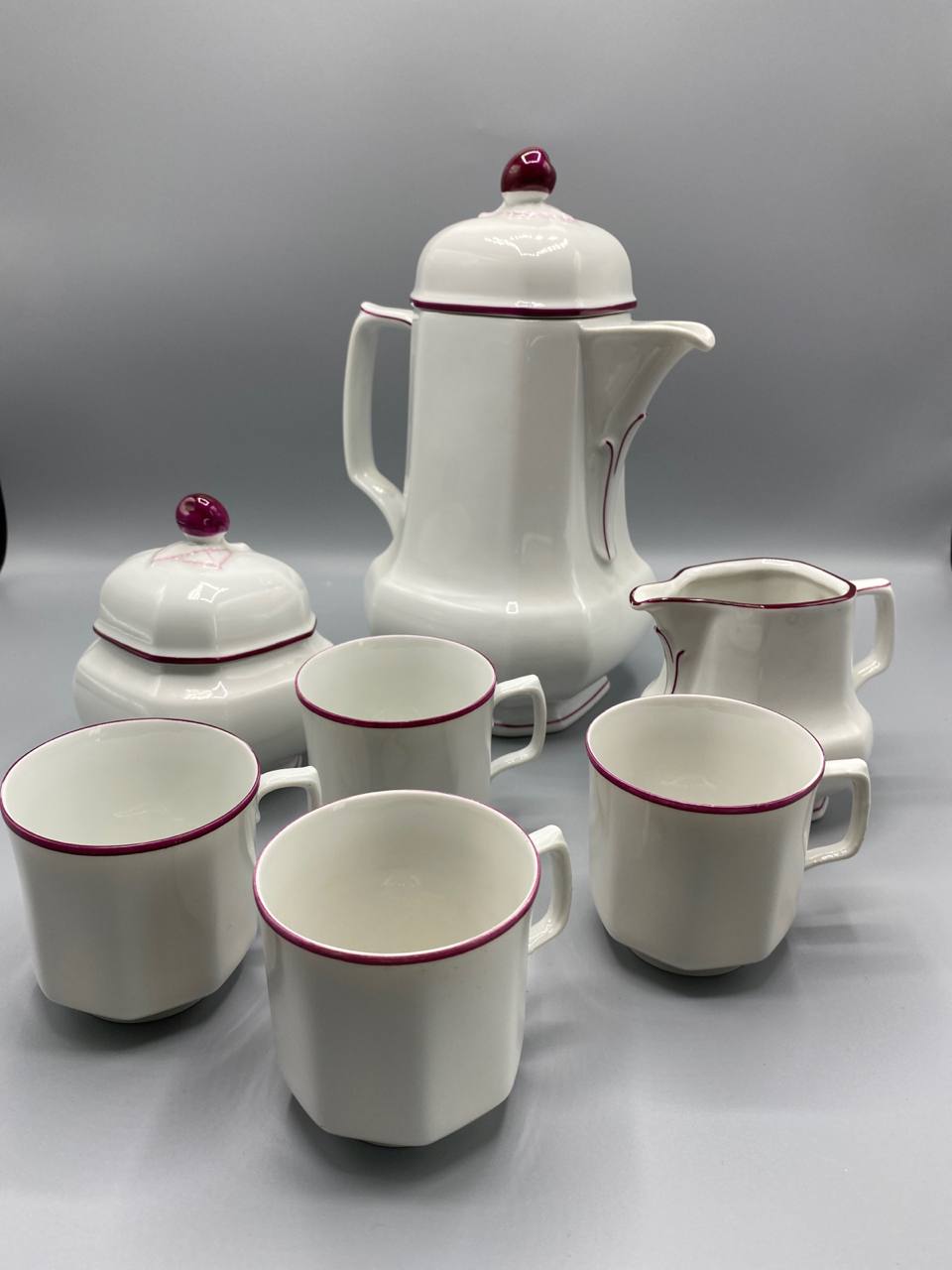 Service à café en porcelaine Seltmann Weiden Bavaria – Décor Cerise – 7 pièces – Filet bordeaux