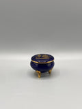 Bonbonnière miniature en porcelaine bleu de four – Scène galante dorée – Tripode pieds dorés