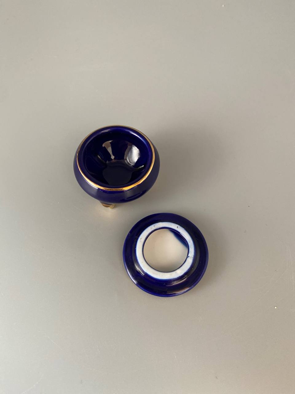 Bonbonnière miniature en porcelaine bleu de four – Scène galante dorée – Tripode pieds dorés