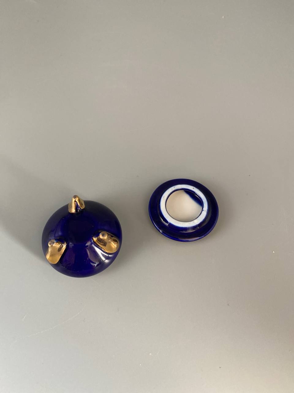 Bonbonnière miniature en porcelaine bleu de four – Scène galante dorée – Tripode pieds dorés