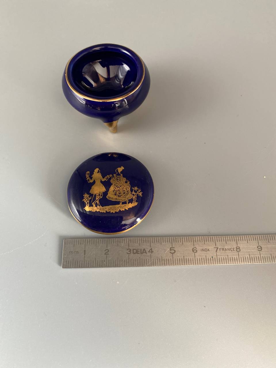 Bonbonnière miniature en porcelaine bleu de four – Scène galante dorée – Tripode pieds dorés