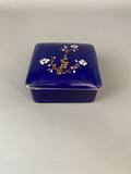 Boîte à bijoux carrée en porcelaine bleu de four – Décor Prunus Chinoiserie – Or et blanc