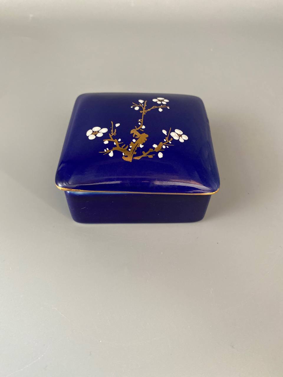 Boîte à bijoux carrée en porcelaine bleu de four – Décor Prunus Chinoiserie – Or et blanc