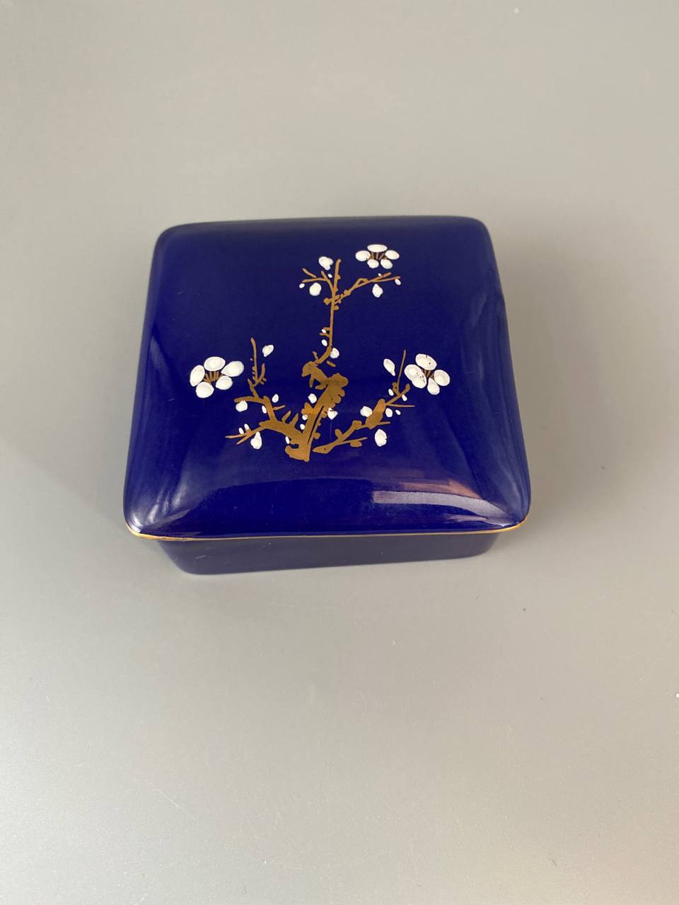 Boîte à bijoux carrée en porcelaine bleu de four – Décor Prunus Chinoiserie – Or et blanc