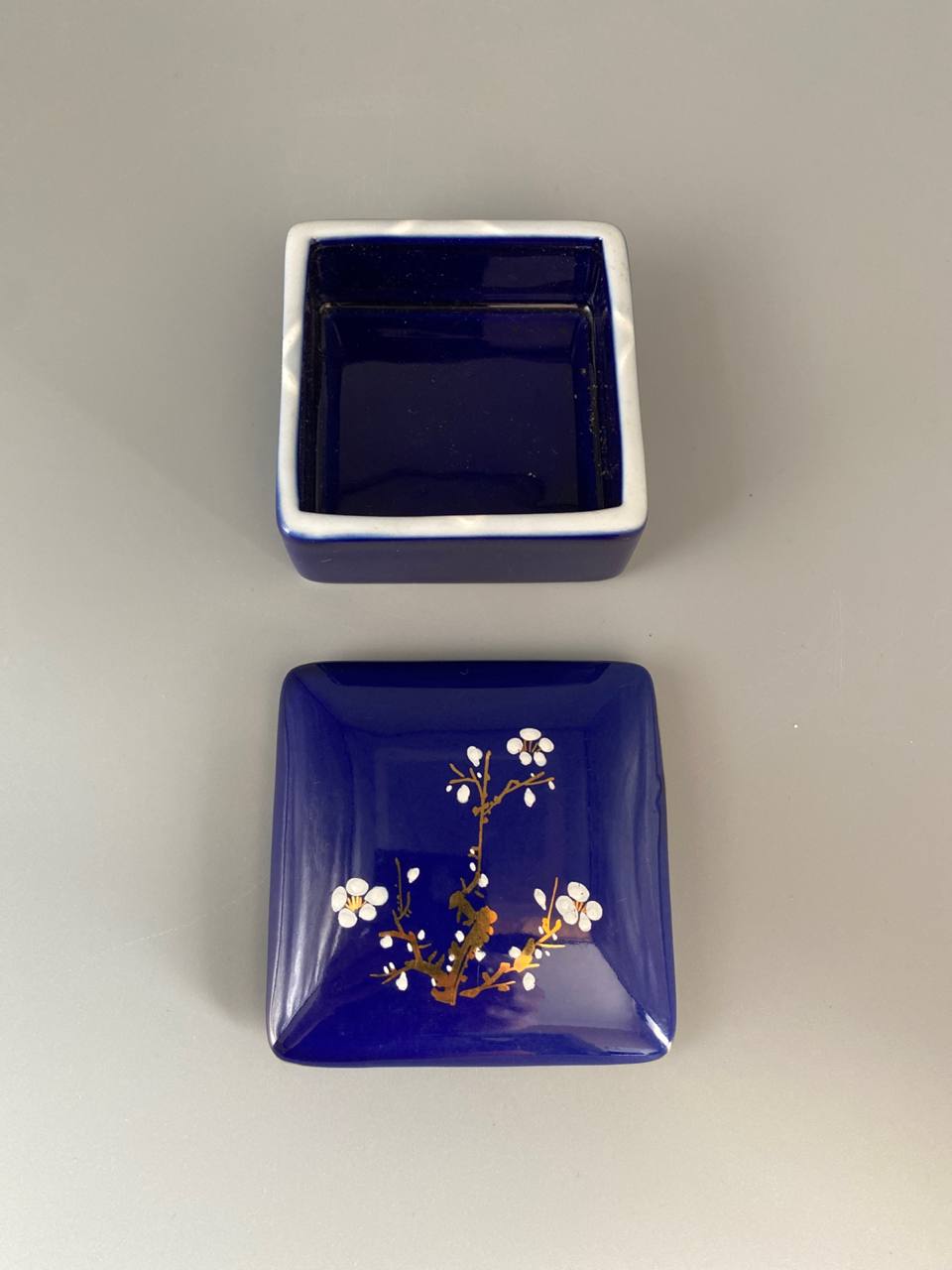 Boîte à bijoux carrée en porcelaine bleu de four – Décor Prunus Chinoiserie – Or et blanc