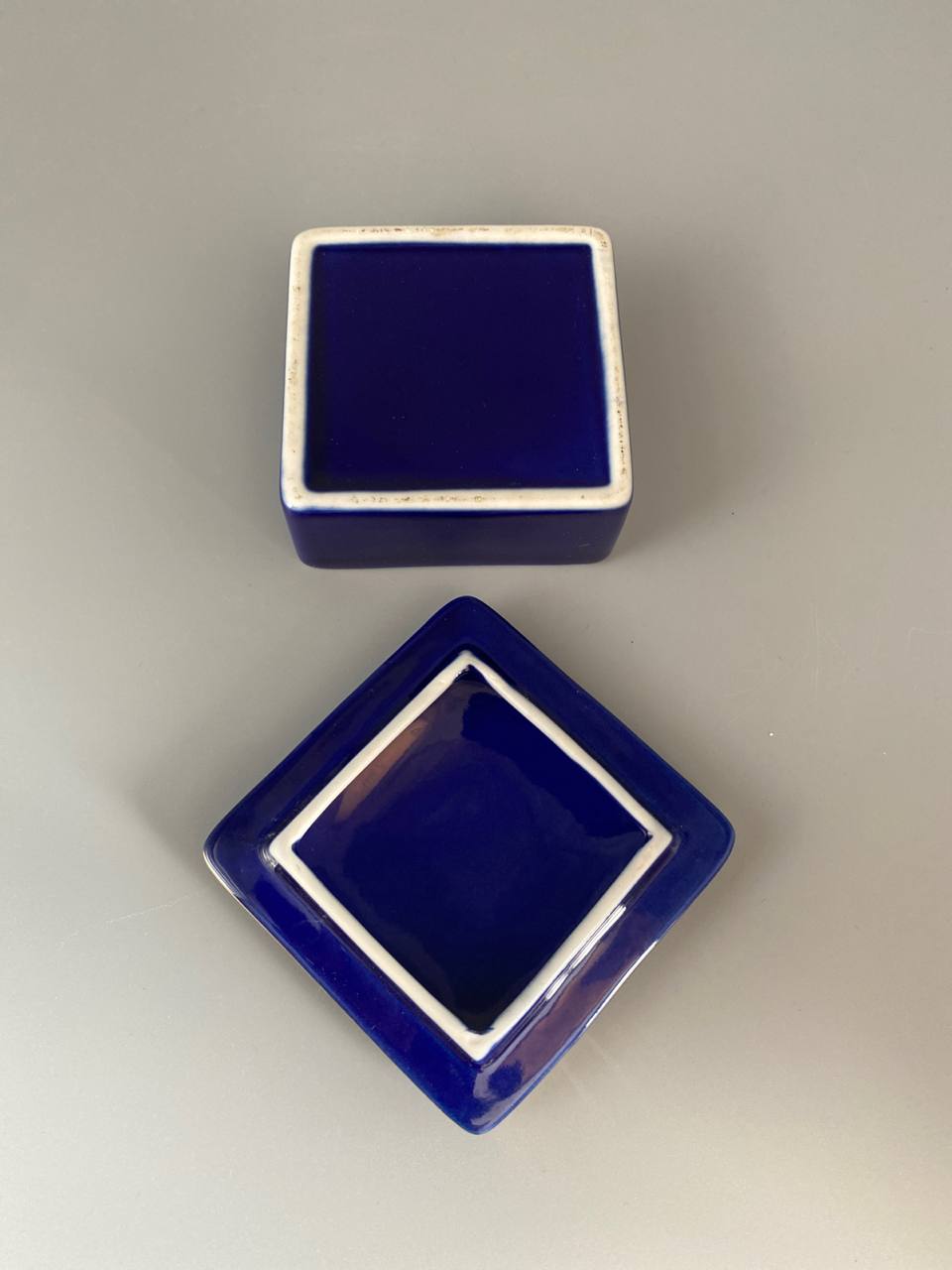 Boîte à bijoux carrée en porcelaine bleu de four – Décor Prunus Chinoiserie – Or et blanc