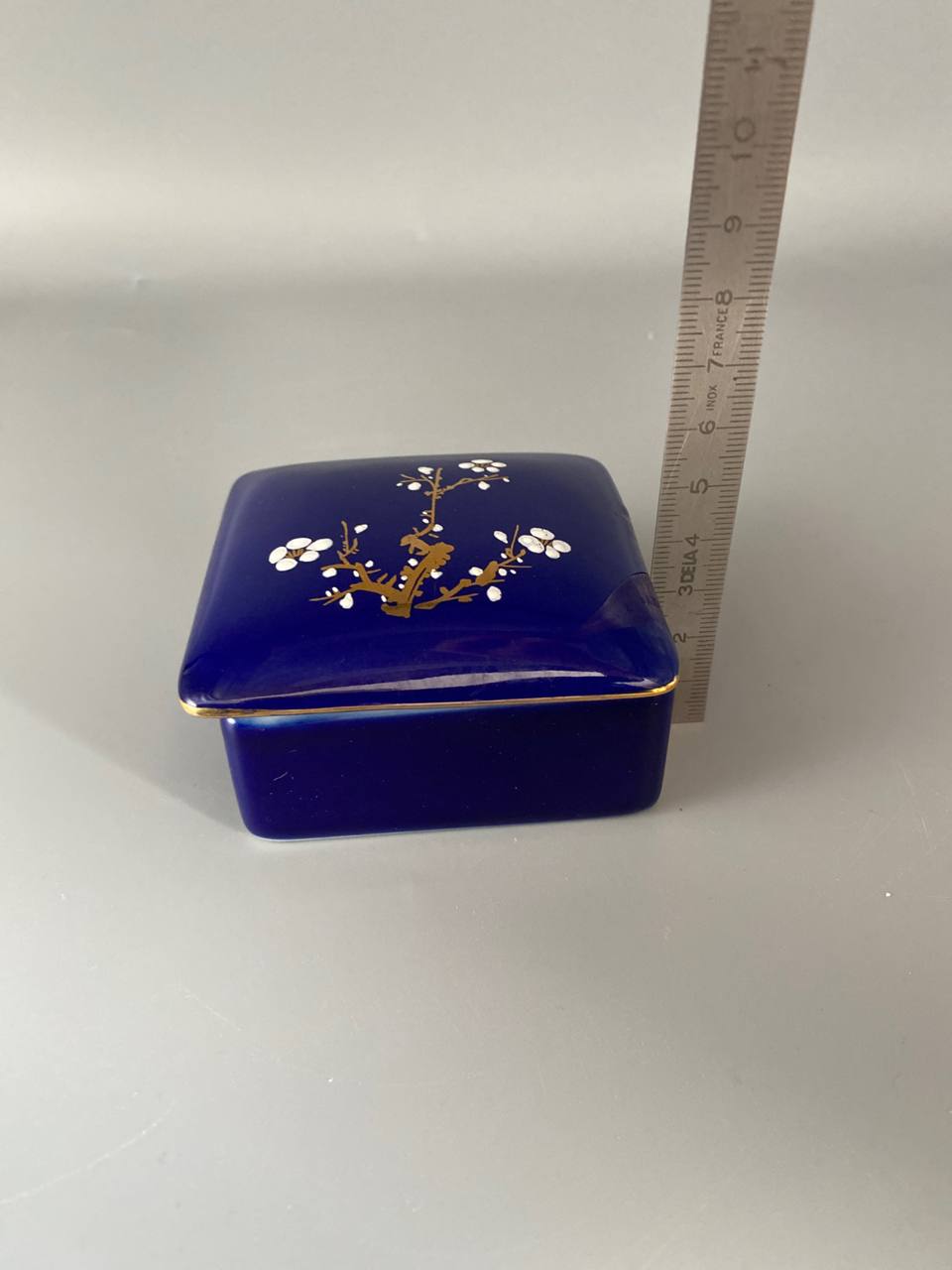 Boîte à bijoux carrée en porcelaine bleu de four – Décor Prunus Chinoiserie – Or et blanc