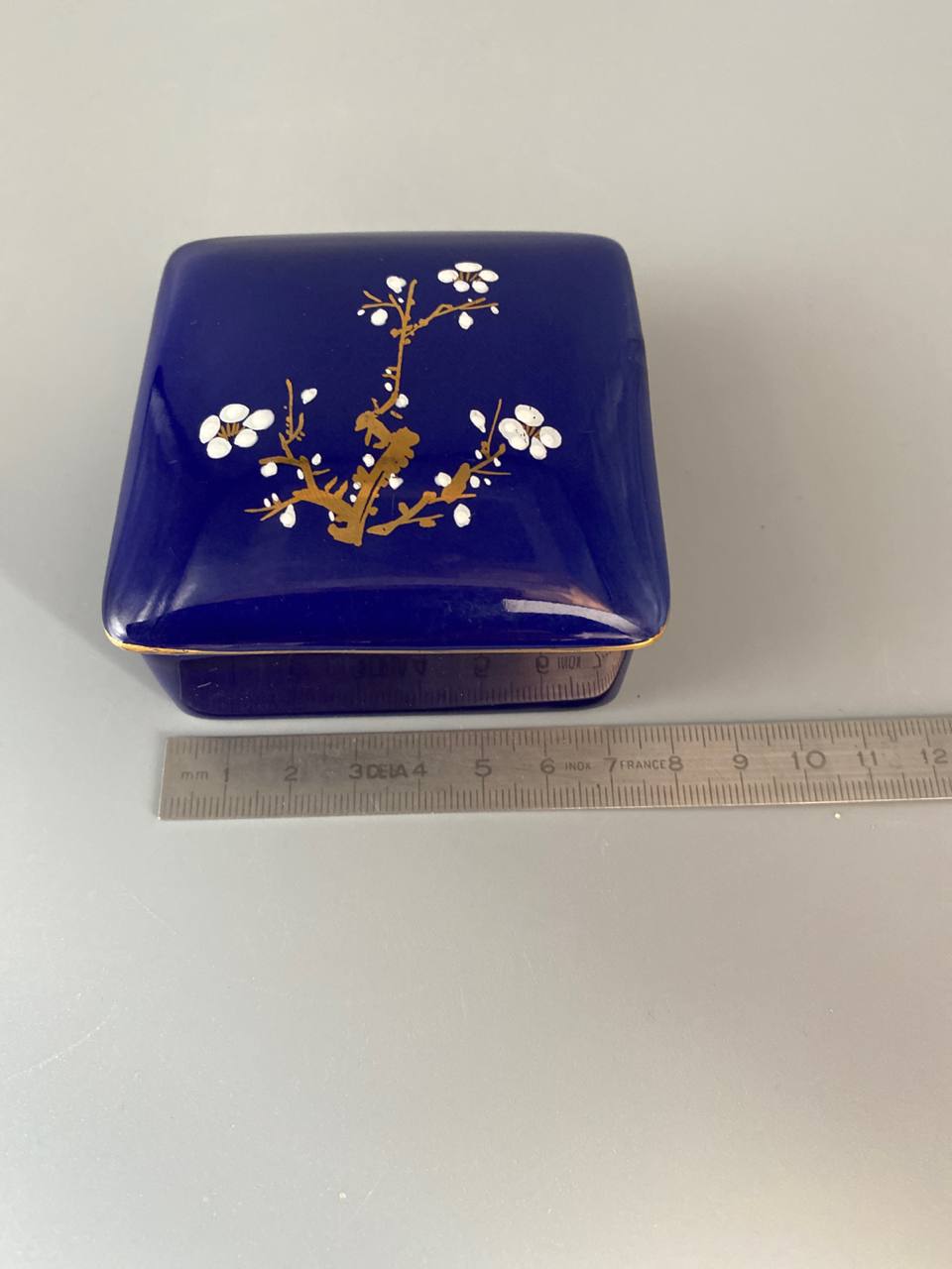 Boîte à bijoux carrée en porcelaine bleu de four – Décor Prunus Chinoiserie – Or et blanc