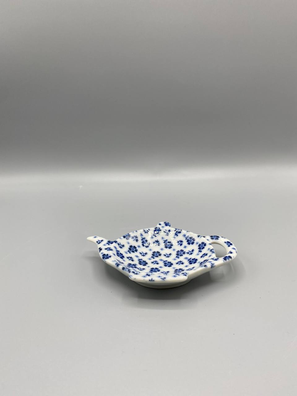 Repose-sachet de thé en céramique – Forme théière – Décor Calico fleurs bleues