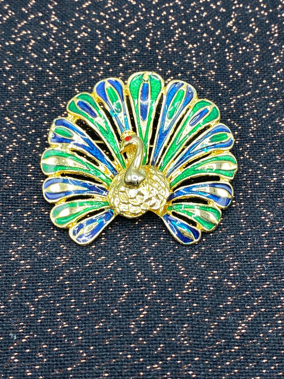 Broche paon vintage – Émail bleu et vert sur métal doré – Queue en éventail ajourée