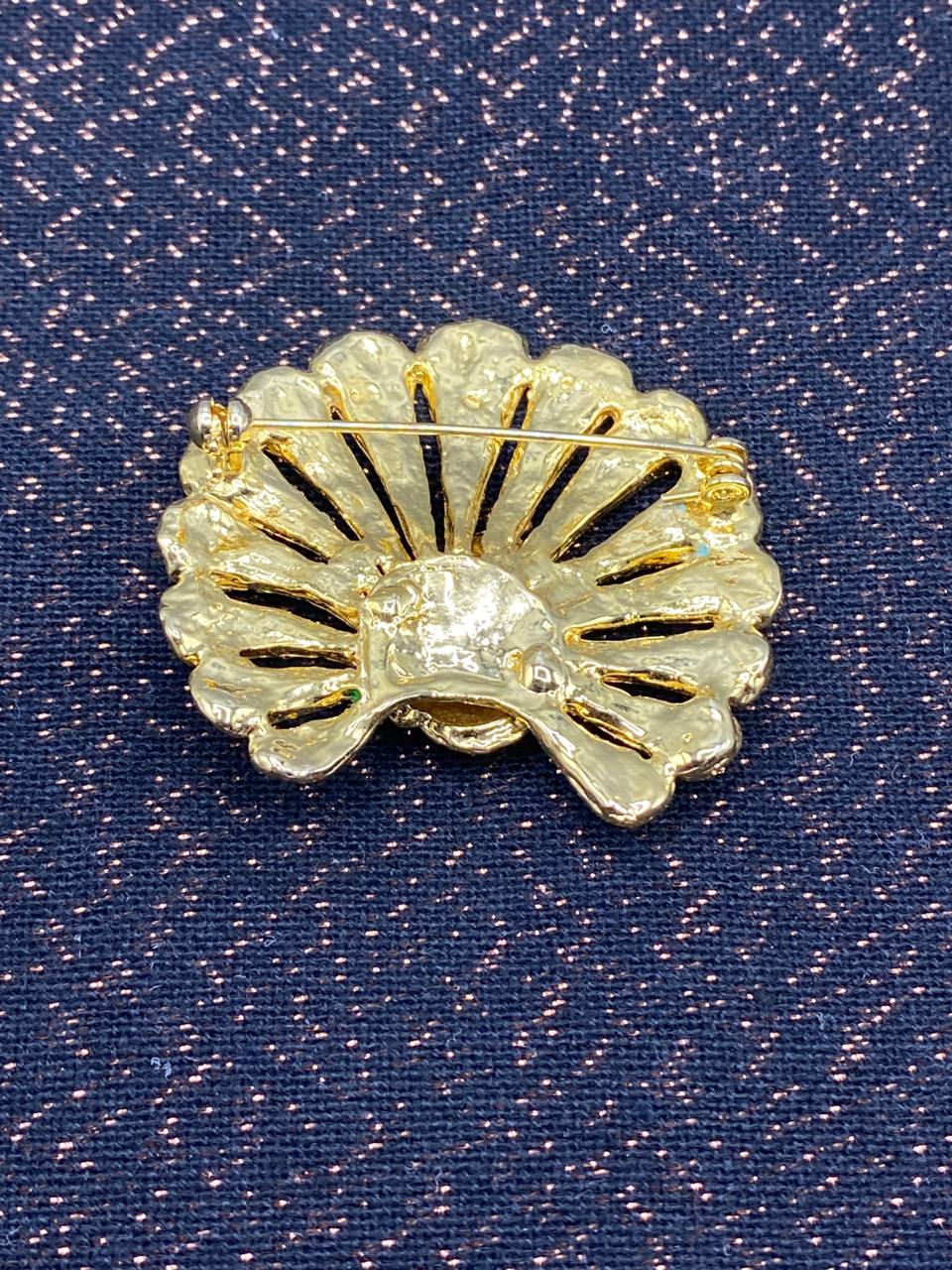 Broche paon vintage – Émail bleu et vert sur métal doré – Queue en éventail ajourée