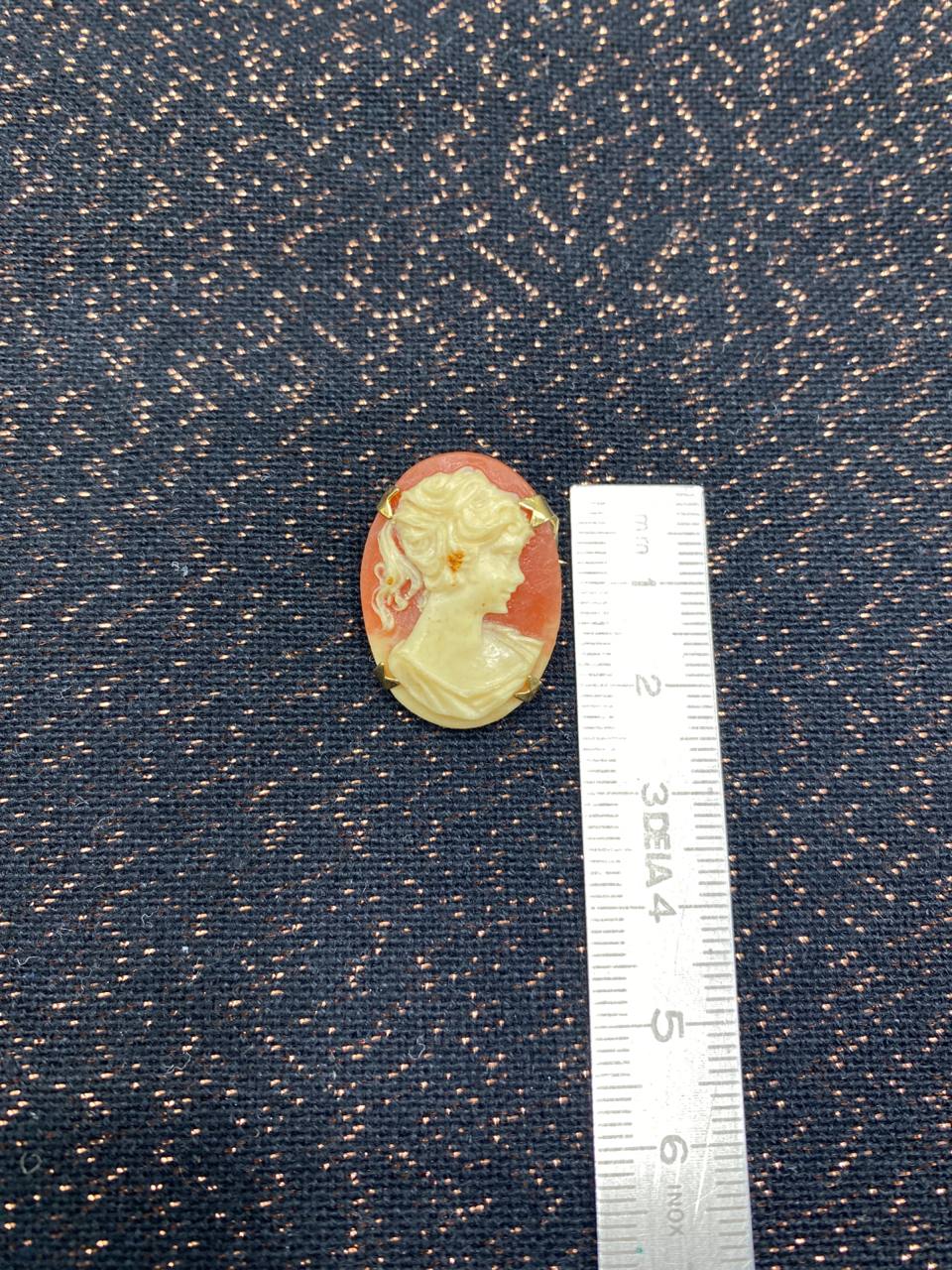Broche camée ovale – Profil de femme – Fond corail et relief ivoire – Monture dorée