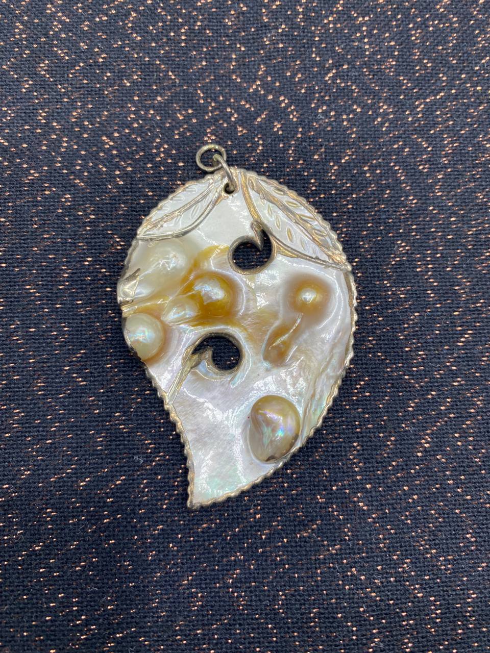 Pendentif nacre naturelle sculptée – Formations nacrées en relief – Forme feuille ajourée