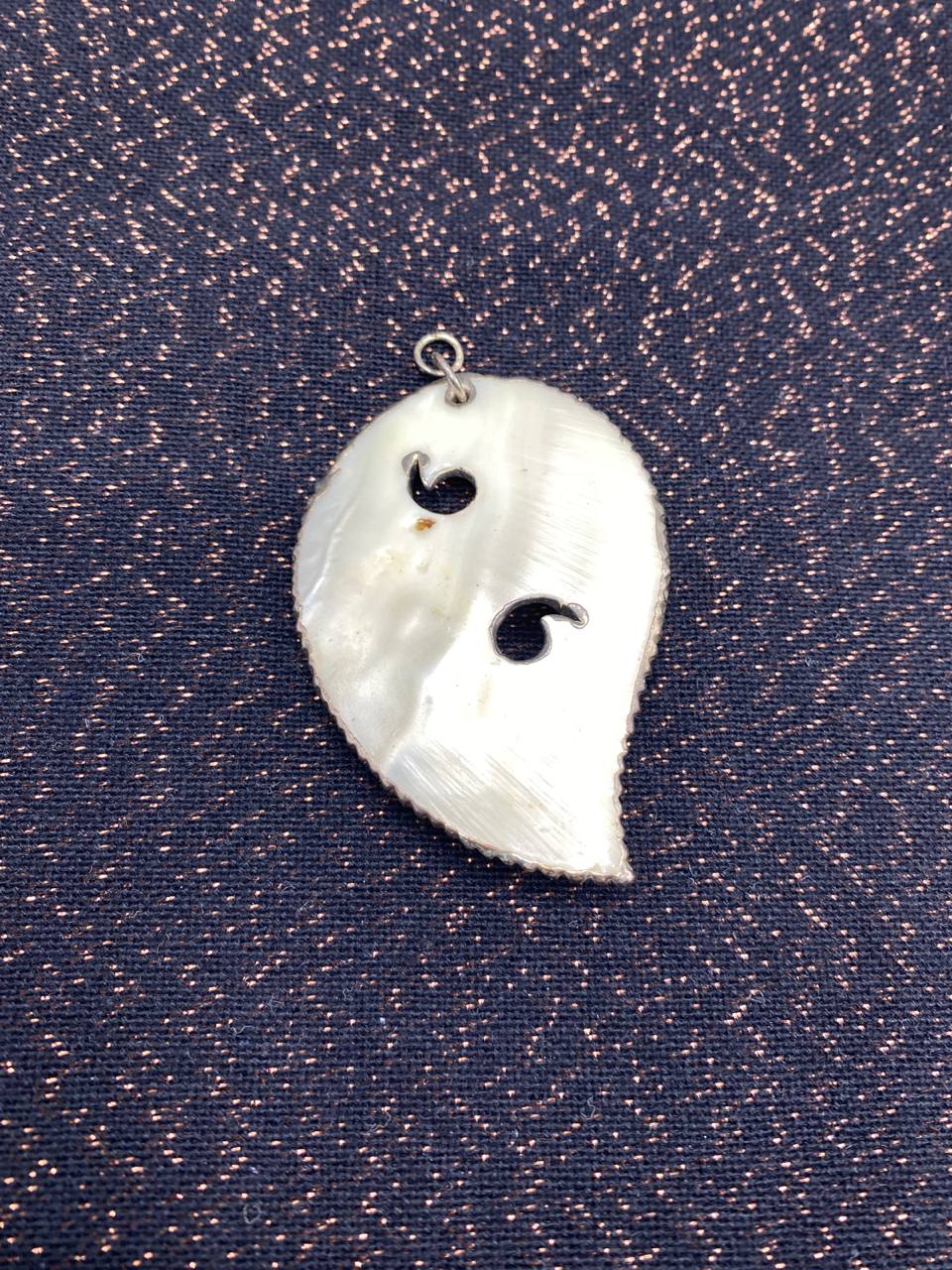 Pendentif nacre naturelle sculptée – Formations nacrées en relief – Forme feuille ajourée