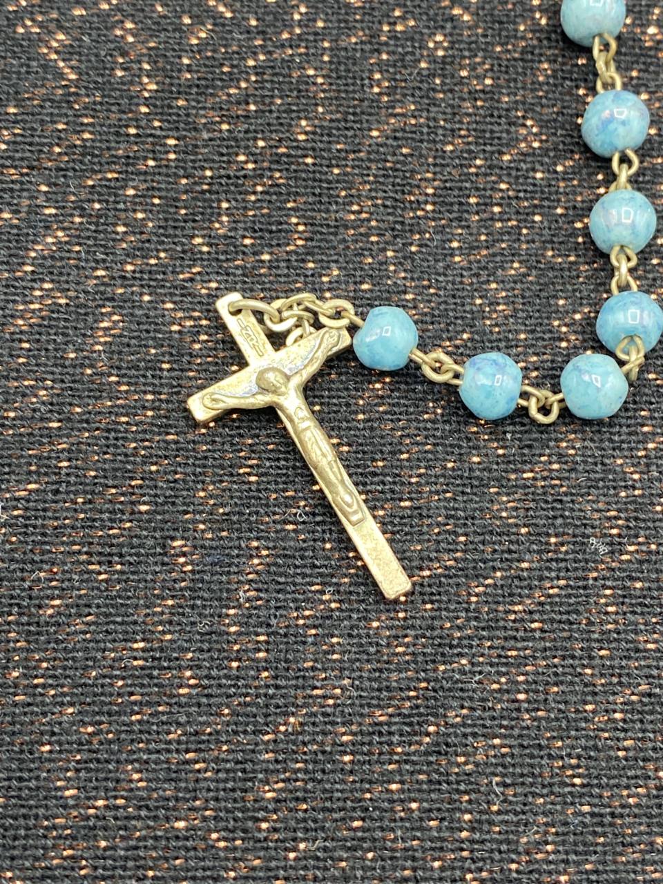 Bracelet dizainier – Perles de verre bleu turquoise – Crucifix doré – Fabrication italienne