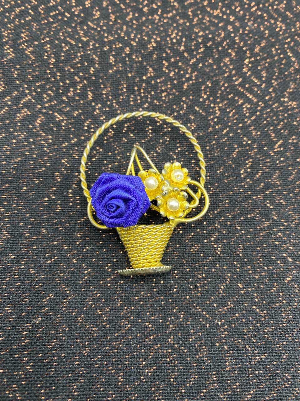 Broche corbeille de fleurs – Rose en tissu bleu cobalt et fleurettes dorées – Filigrane métal doré torsadé
