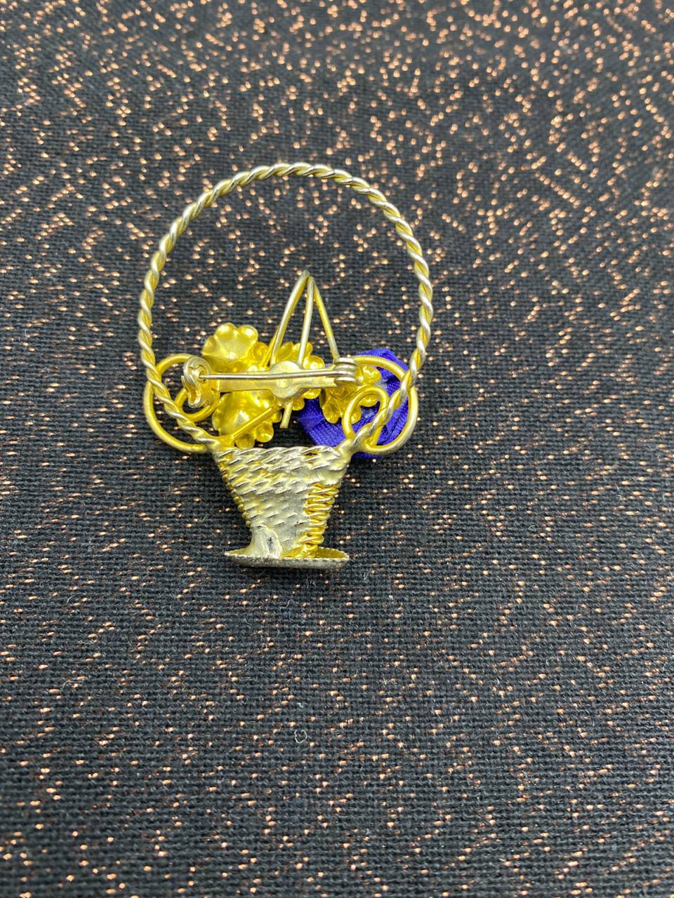 Broche corbeille de fleurs – Rose en tissu bleu cobalt et fleurettes dorées – Filigrane métal doré torsadé