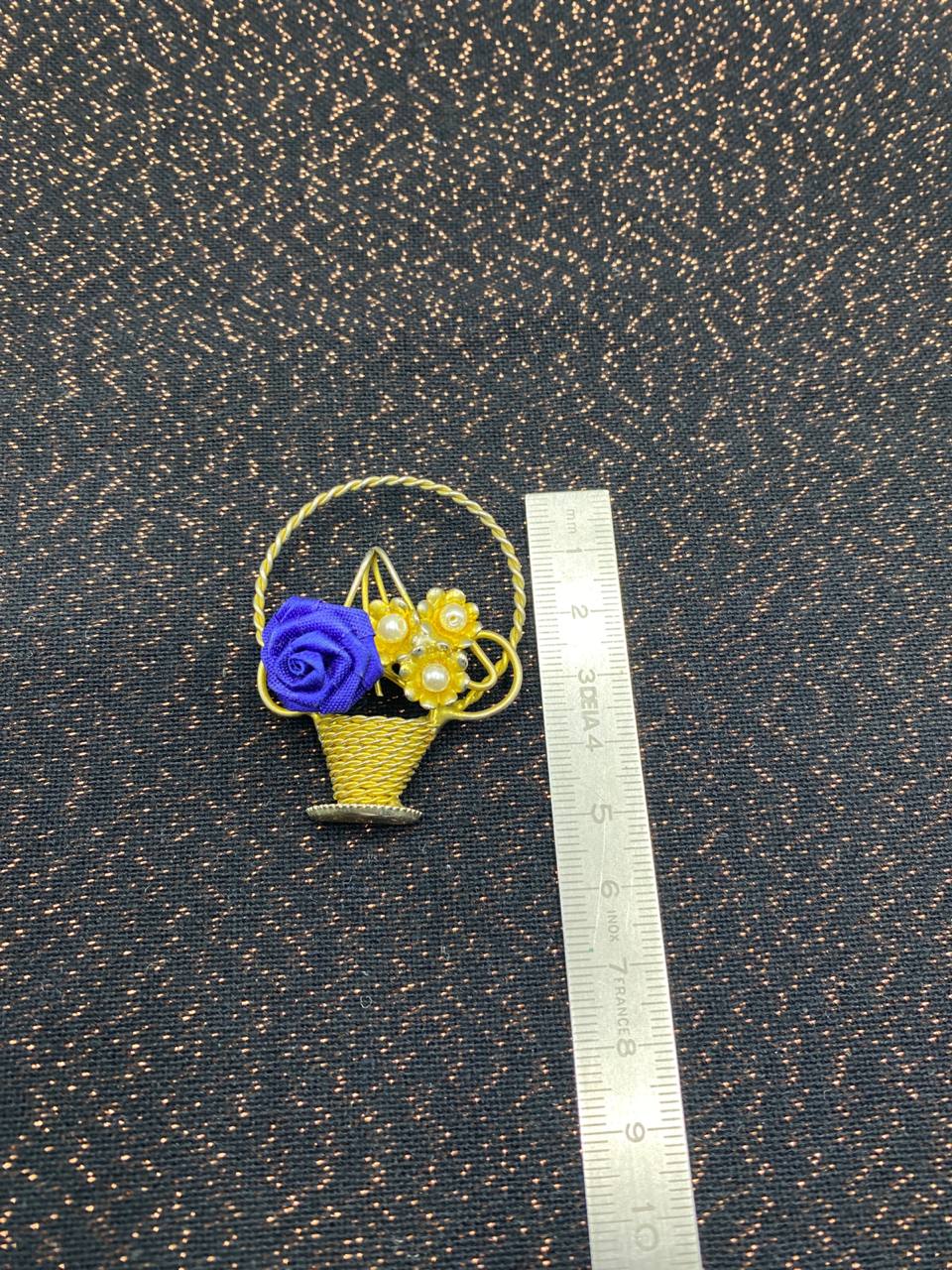 Broche corbeille de fleurs – Rose en tissu bleu cobalt et fleurettes dorées – Filigrane métal doré torsadé