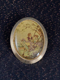 Broche ovale – Miniature scène galante sous cabochon bombé – Monture dorée – Style rococo