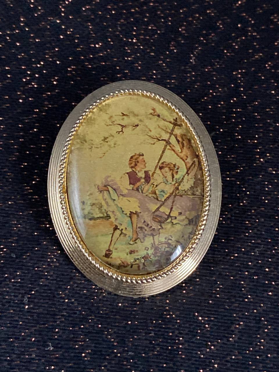 Broche ovale – Miniature scène galante sous cabochon bombé – Monture dorée – Style rococo