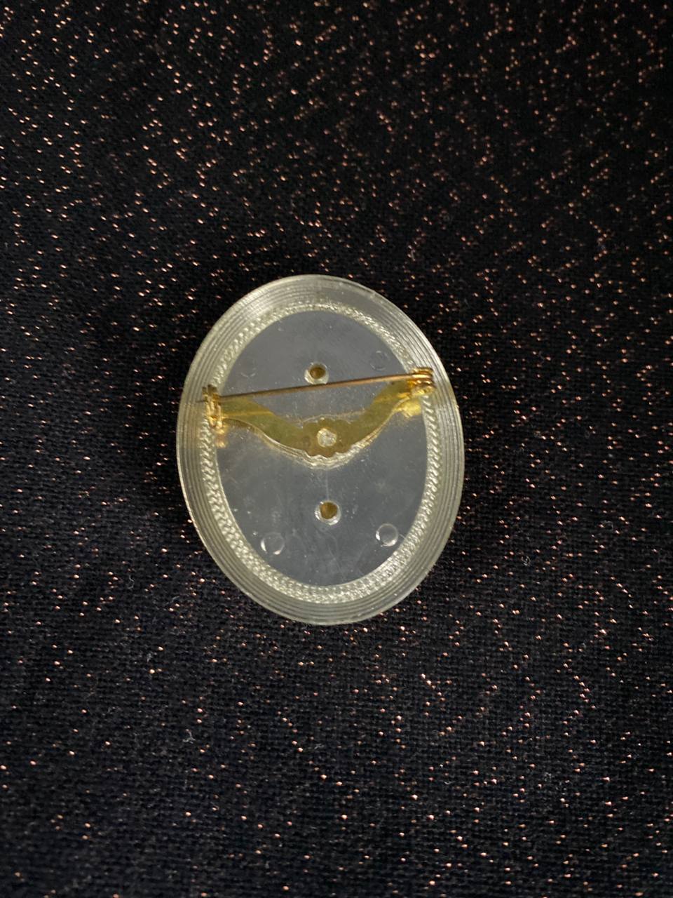 Broche ovale – Miniature scène galante sous cabochon bombé – Monture dorée – Style rococo