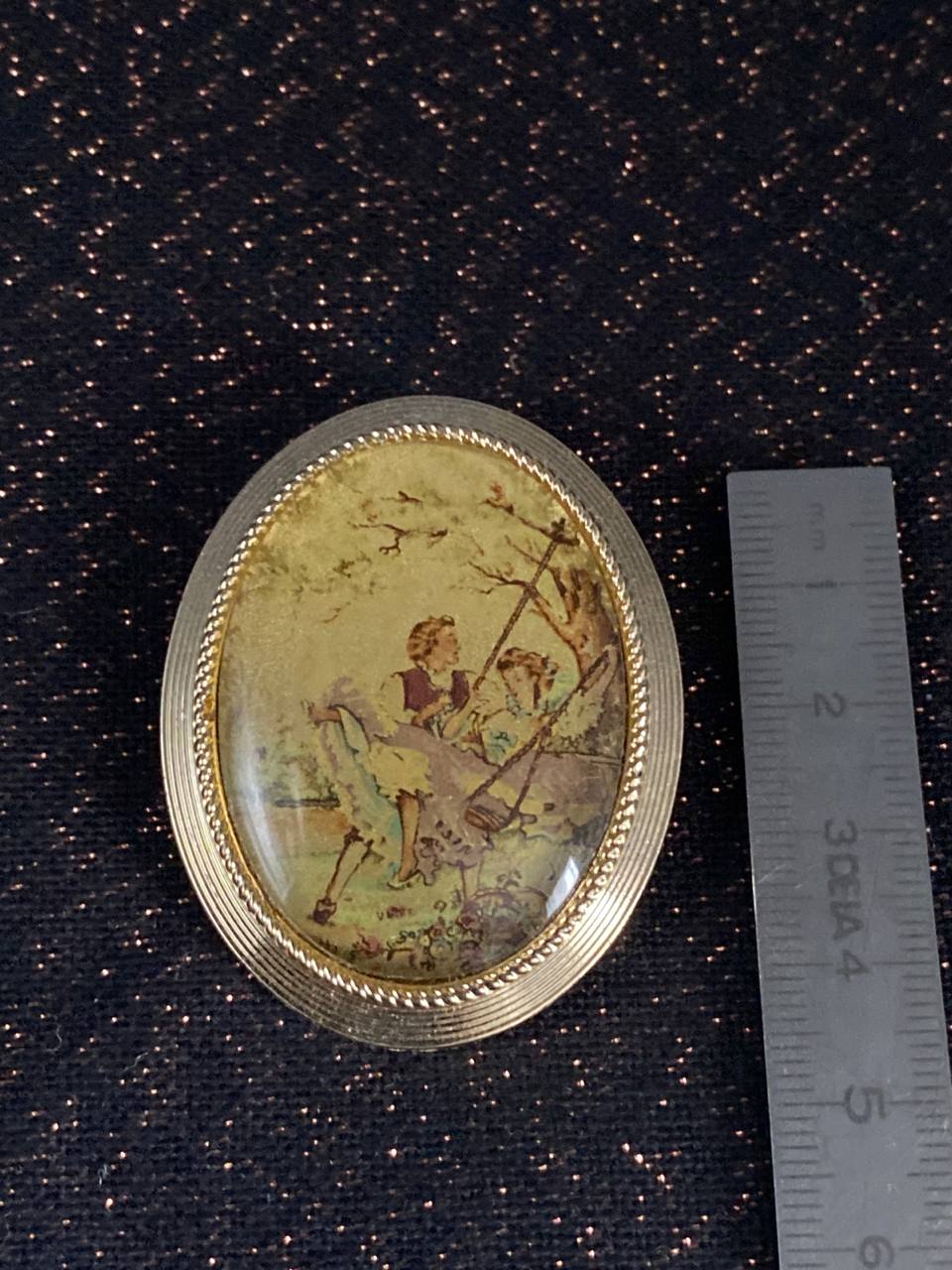 Broche ovale – Miniature scène galante sous cabochon bombé – Monture dorée – Style rococo