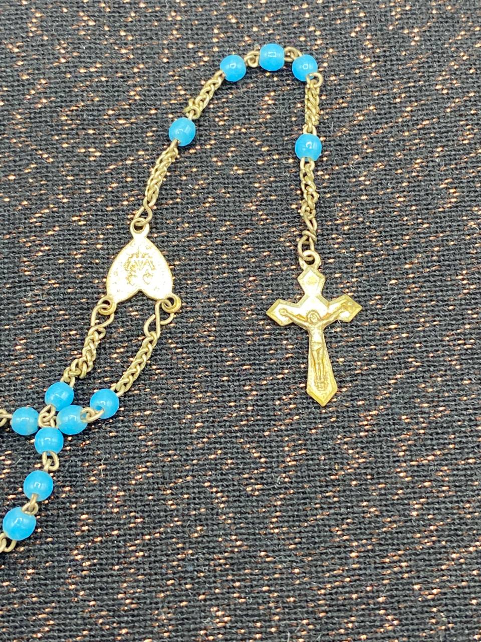 Chapelet  – Perles  bleu turquoise – Médaille cœur et crucifix dorés