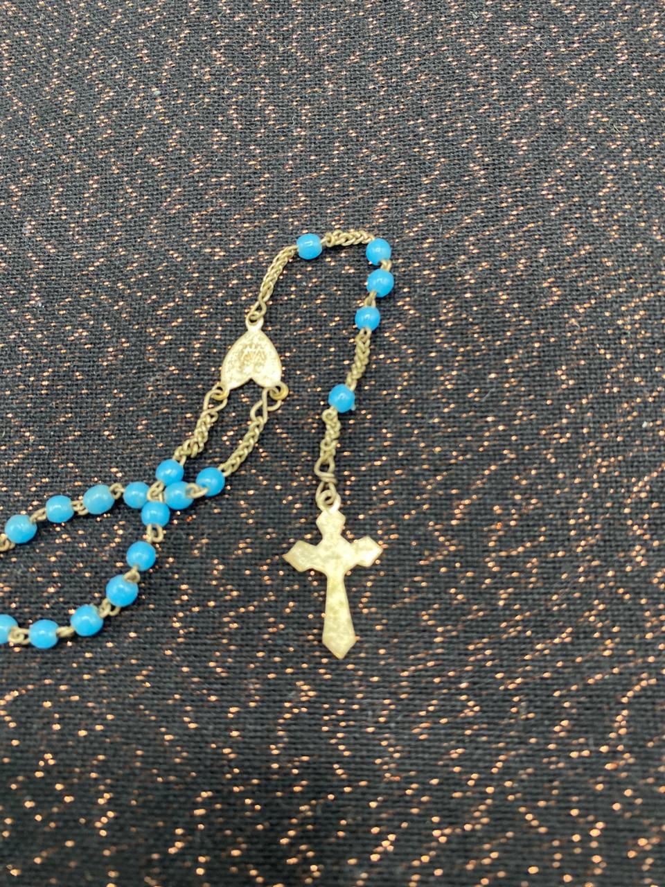 Chapelet  – Perles  bleu turquoise – Médaille cœur et crucifix dorés