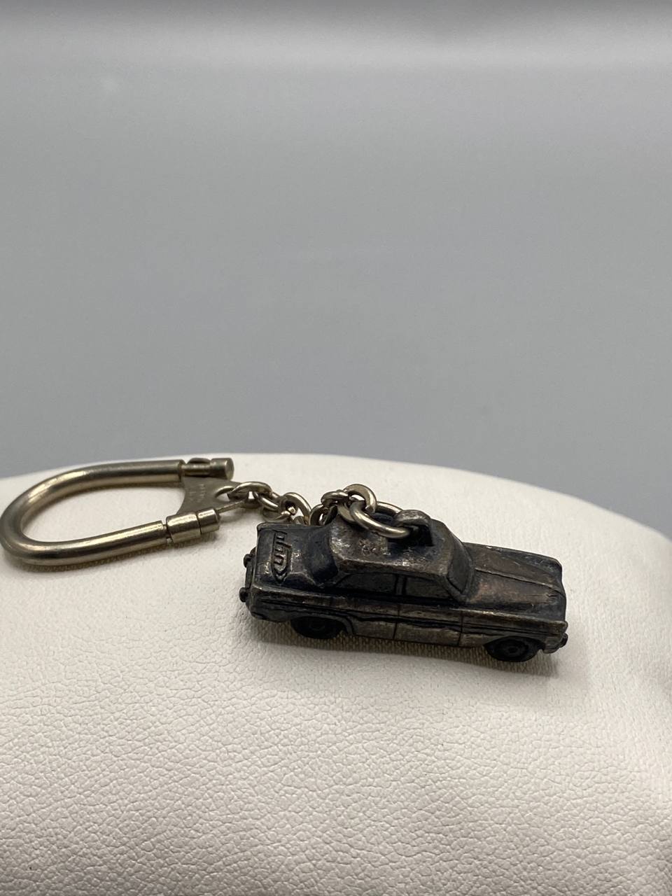 Porte-clés miniature LHM – Berline européenne années 1960 – Métal argenté patiné – Collection automobile