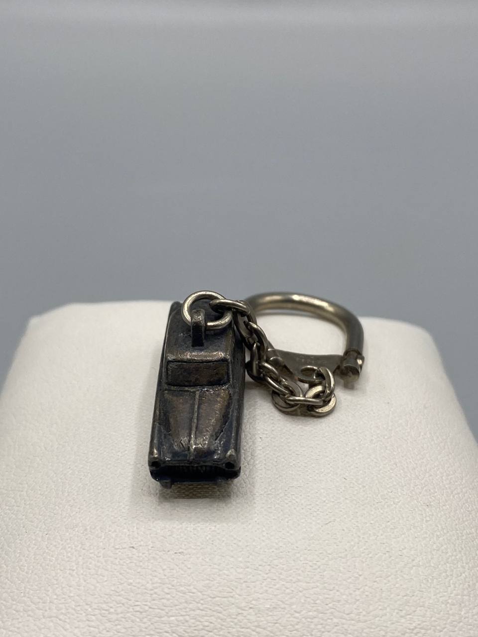 Porte-clés miniature LHM – Berline européenne années 1960 – Métal argenté patiné – Collection automobile