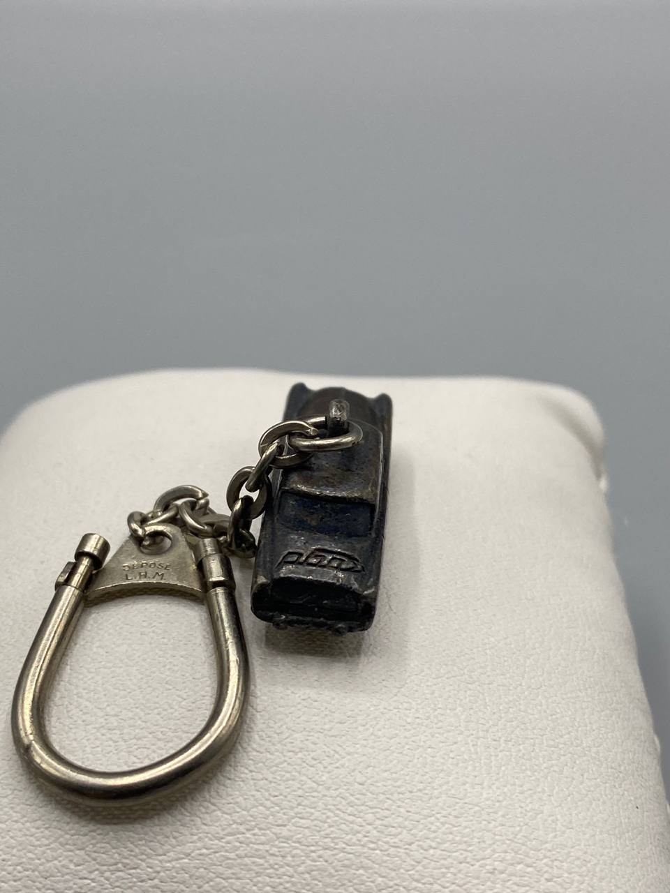 Porte-clés miniature LHM – Berline européenne années 1960 – Métal argenté patiné – Collection automobile