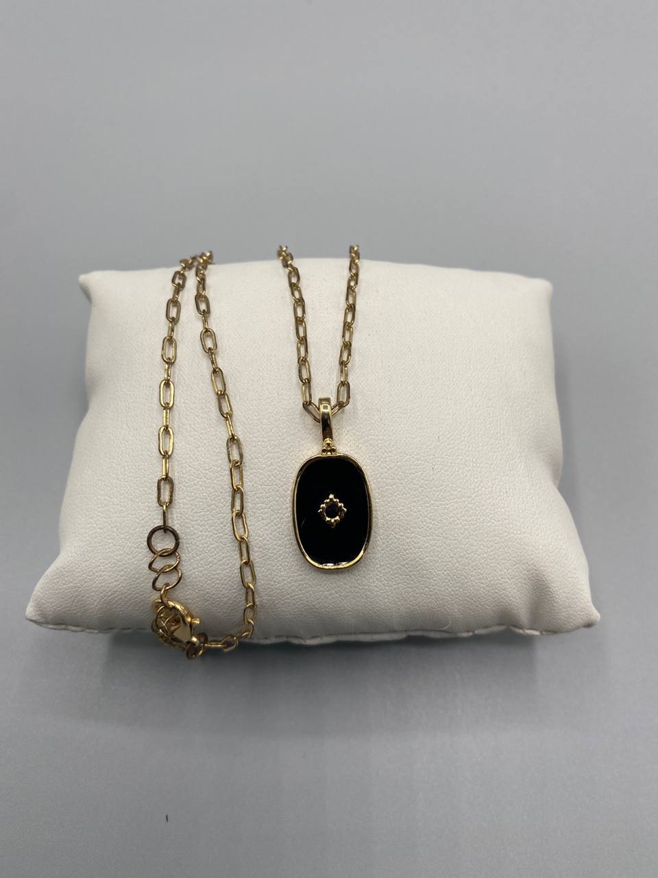 Collier pendentif émail noir – Étoile dorée serties – Chaîne maille paperclip dorée