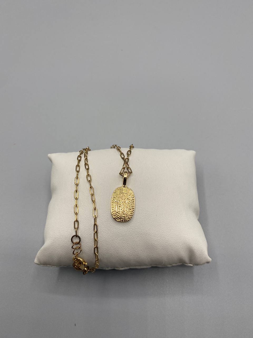 Collier pendentif émail noir – Étoile dorée serties – Chaîne maille paperclip dorée