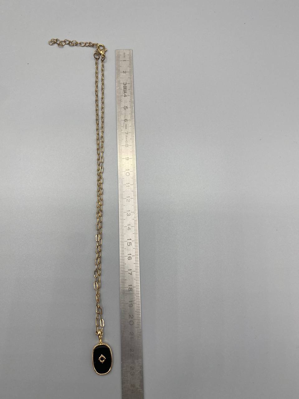 Collier pendentif émail noir – Étoile dorée serties – Chaîne maille paperclip dorée