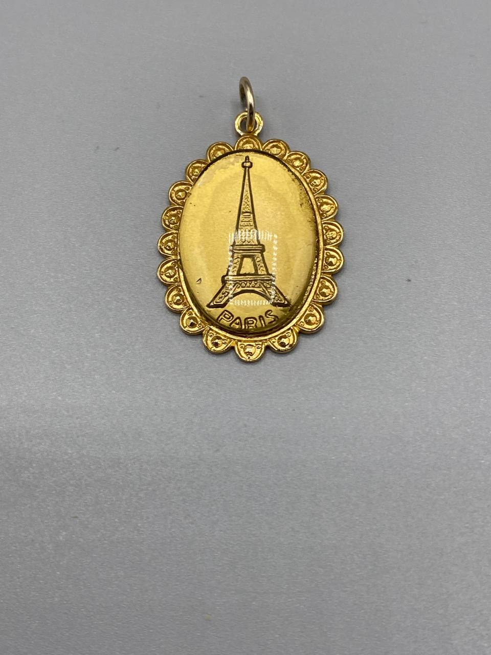 Pendentif souvenir Paris – Tour Eiffel gravée – Métal doré à bordure festonnée