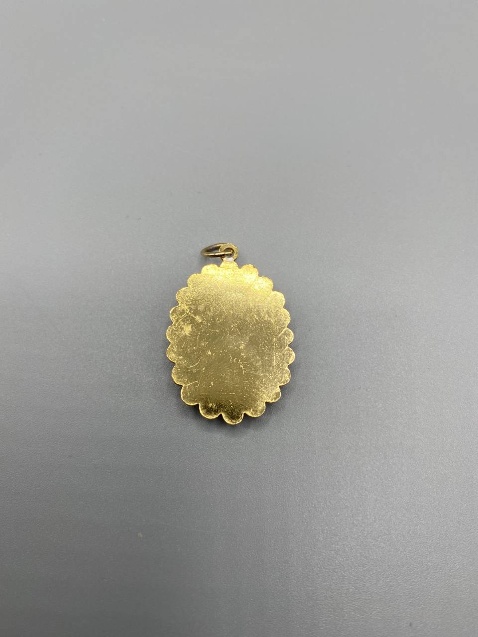 Pendentif souvenir Paris – Tour Eiffel gravée – Métal doré à bordure festonnée