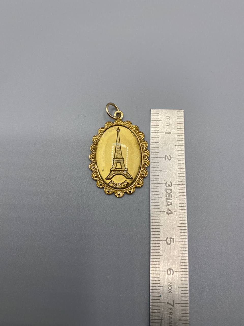 Pendentif souvenir Paris – Tour Eiffel gravée – Métal doré à bordure festonnée