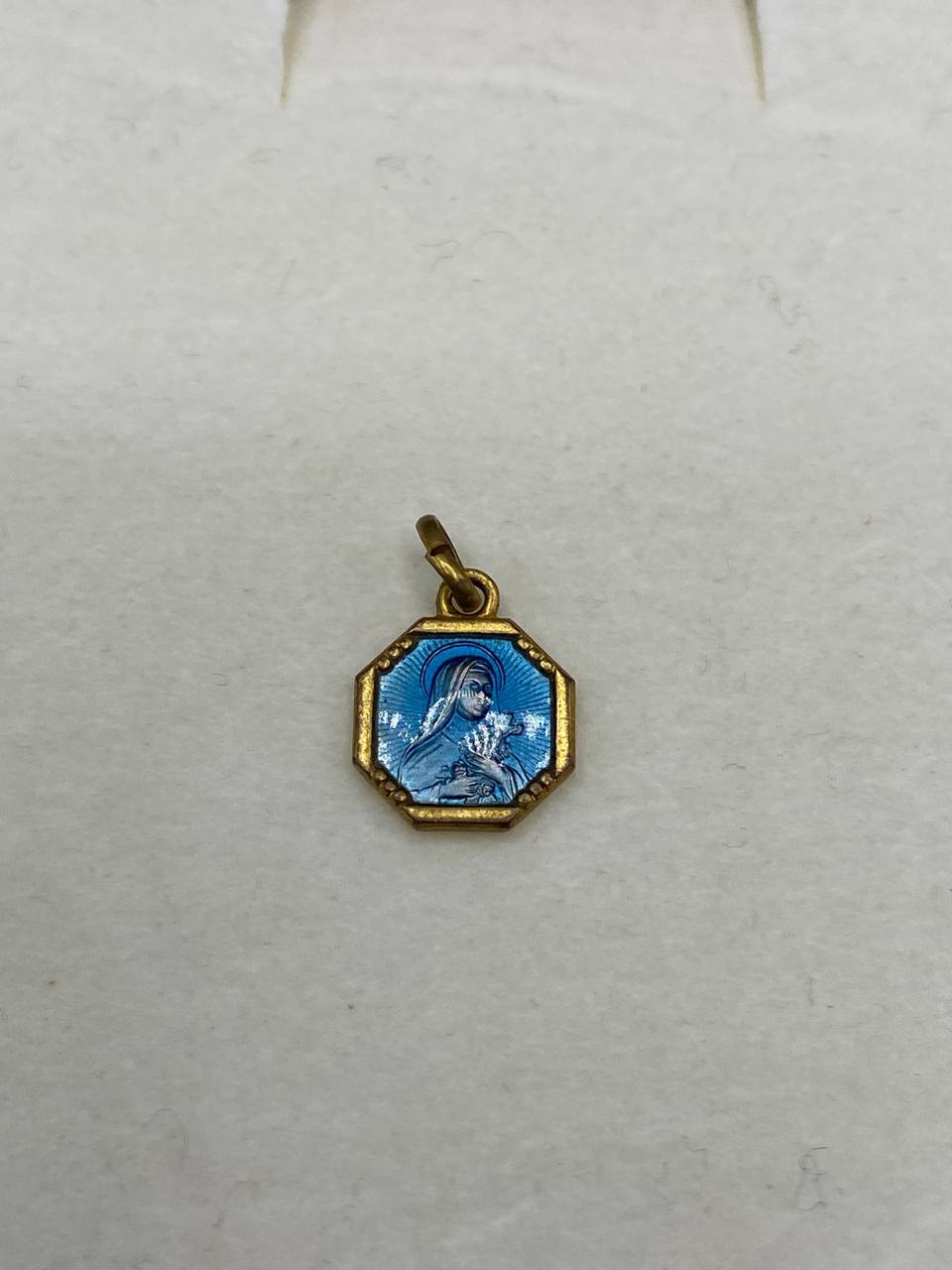 Médaille miniature Sainte Thérèse de Lisieux – Émail bleu translucide – Monture octogonale dorée