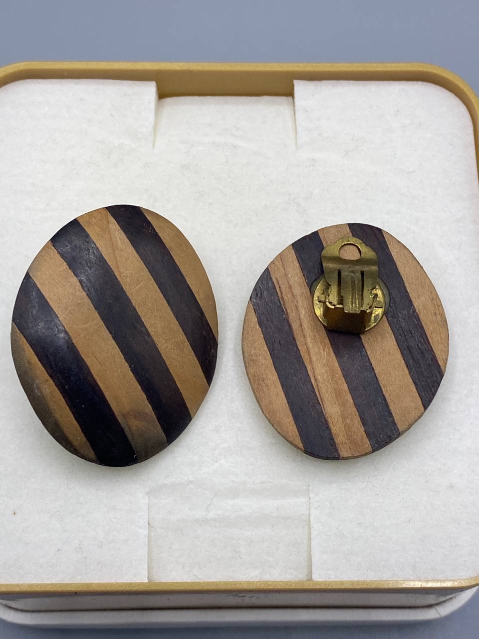 Boucles d'oreilles clips ovales en bois marqueté – Rayures diagonales bicolores – Vintage 1970-1980