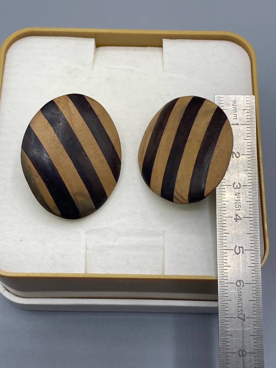 Boucles d'oreilles clips ovales en bois marqueté – Rayures diagonales bicolores – Vintage 1970-1980