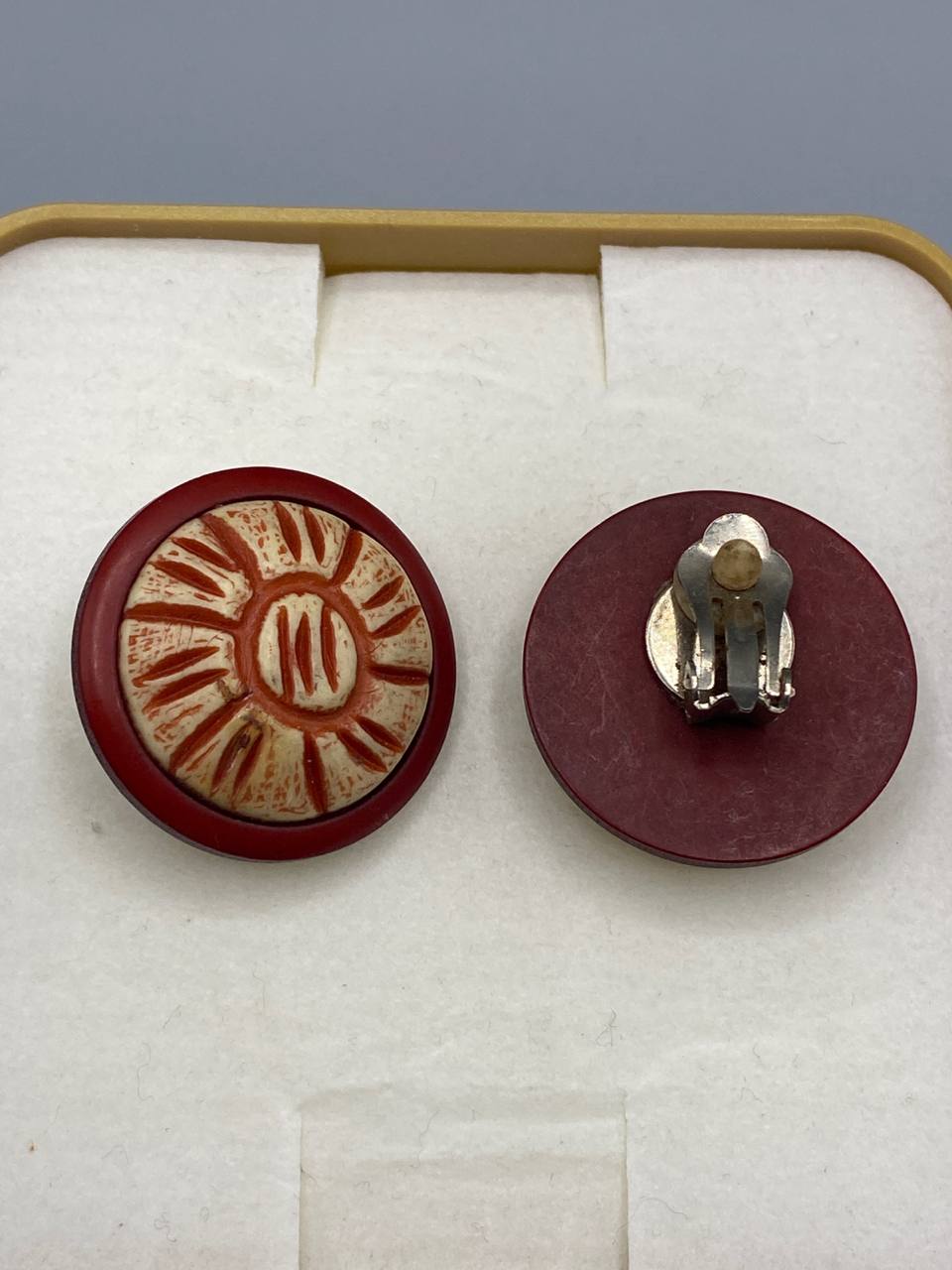 Boucles d'oreilles clips bois – Motif soleil gravé et peint – Rouge bordeaux et crème