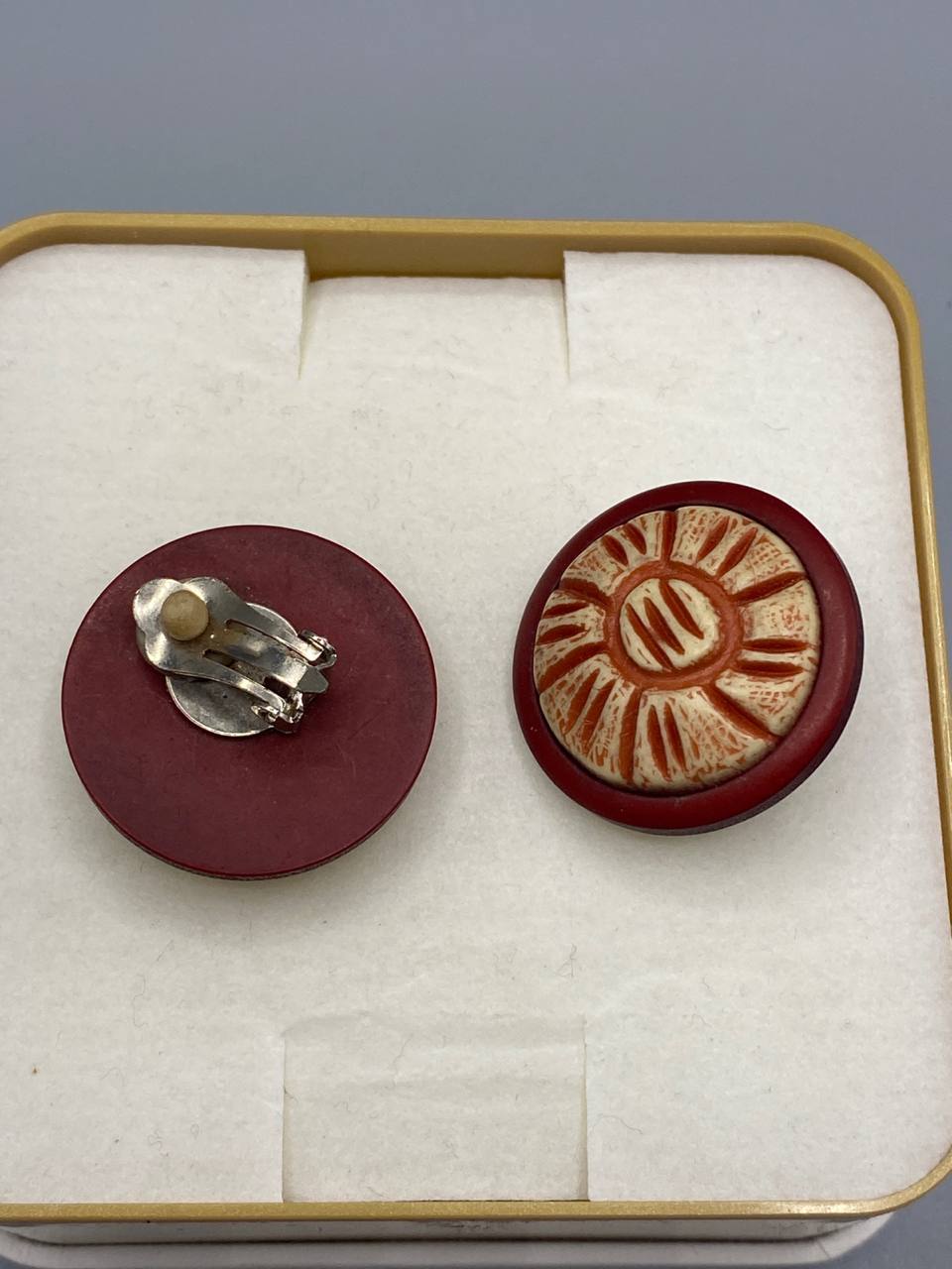 Boucles d'oreilles clips bois – Motif soleil gravé et peint – Rouge bordeaux et crème