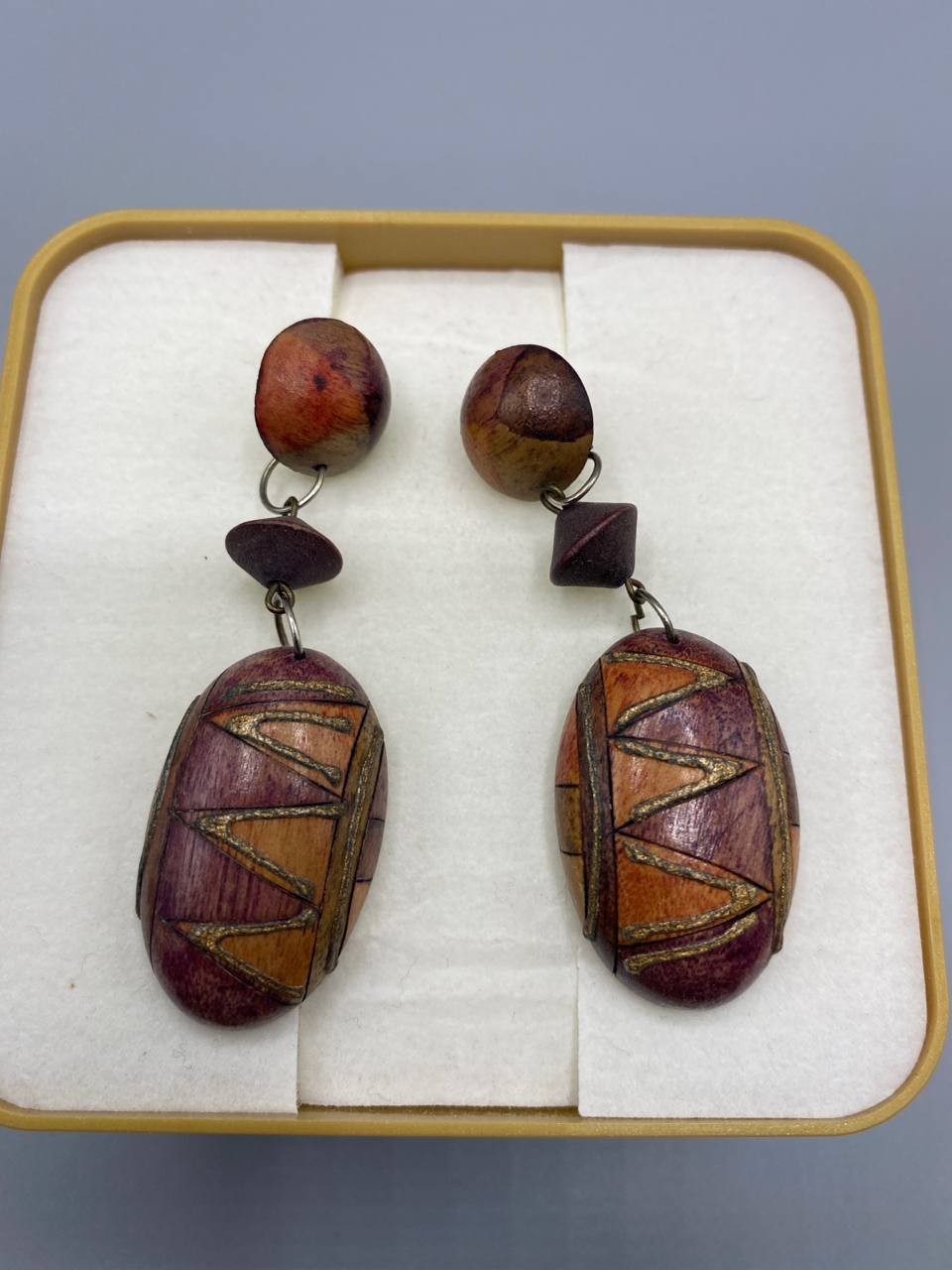 Boucles d'oreilles pendantes en bois marqueté – Décor géométrique zigzag – Tons prune et caramel