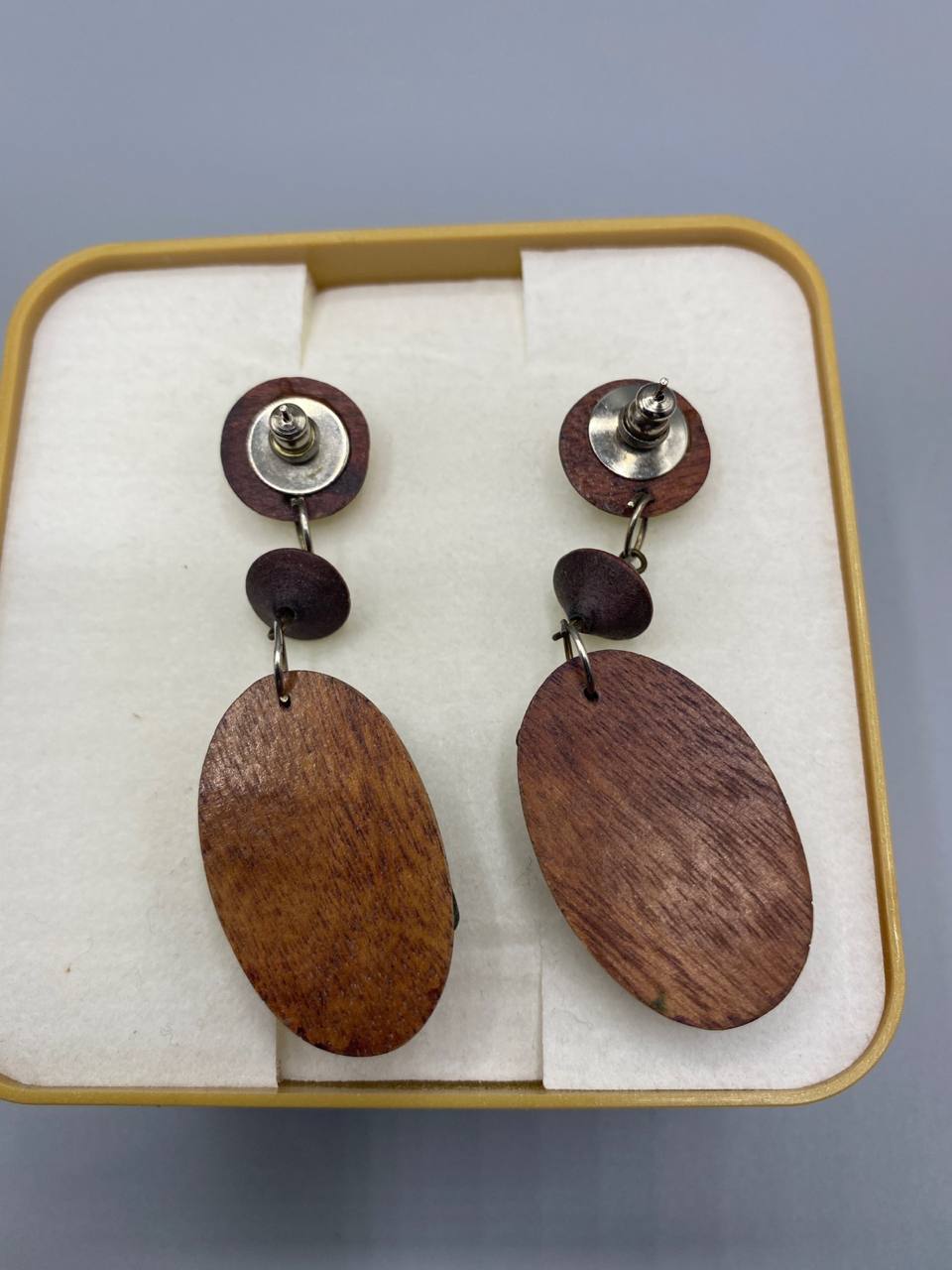 Boucles d'oreilles pendantes en bois marqueté – Décor géométrique zigzag – Tons prune et caramel