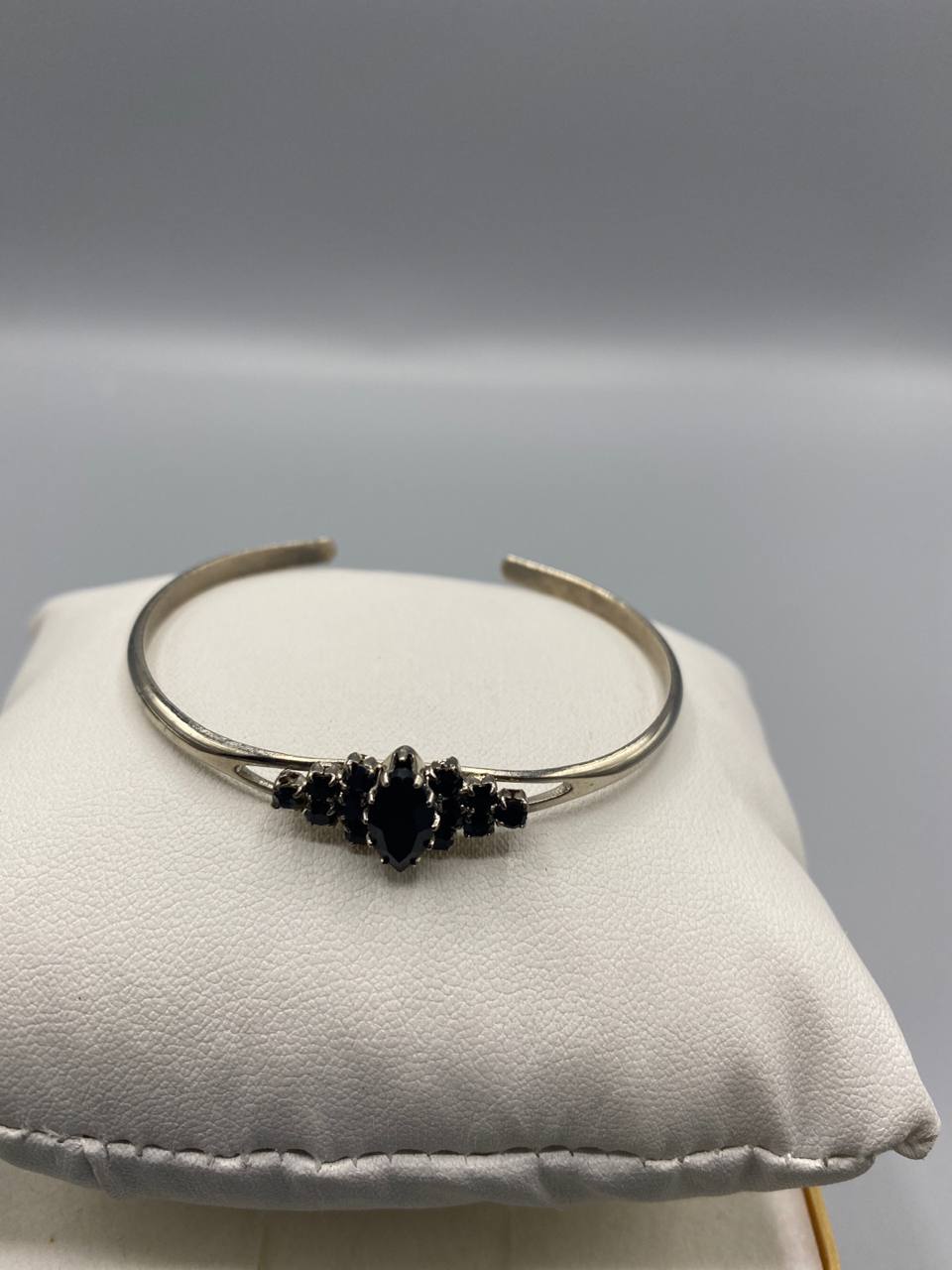 Jonc ouvert argenté – Motif grappe de pierres noires serties – Bijou de soirée vintage